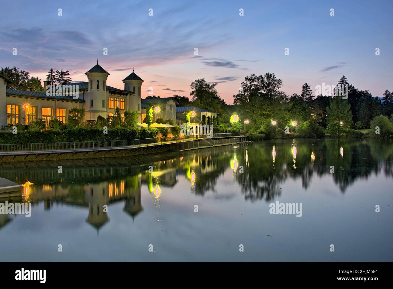 Vista serale del castello di Hilmteich con l'iconico lago di Graz, Austria Foto Stock