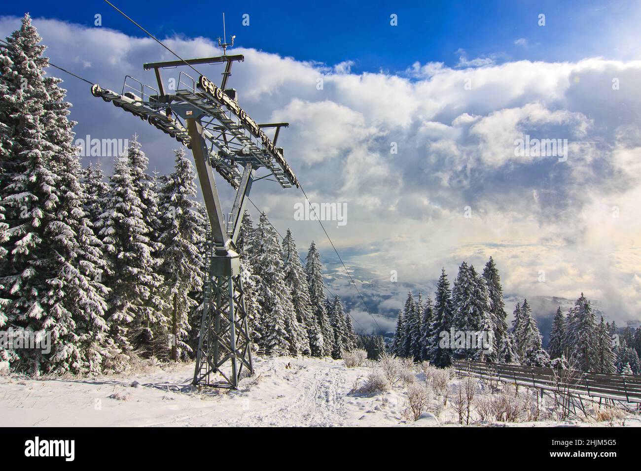 Il Schöcklseilbahn / Ropeway sulla montagna Schöckl vicino a Graz in Austria in una bella giornata invernale Foto Stock