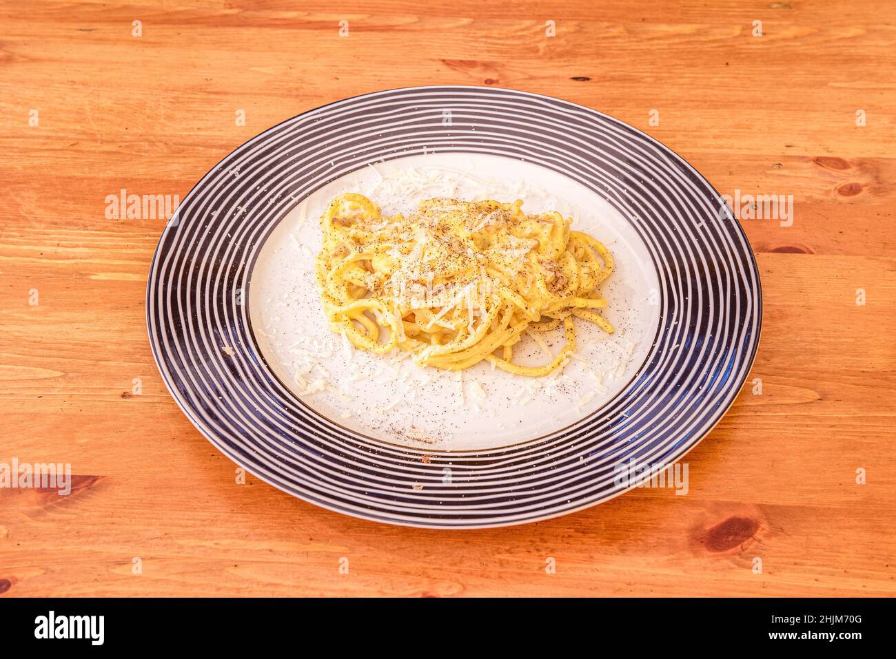 Spaghetti di uova o di uova, i prodotti ai quali durante il ripieno e l'impasto meccanico sono incorporati non meno di due tuorli per chilogrammo di semola Foto Stock
