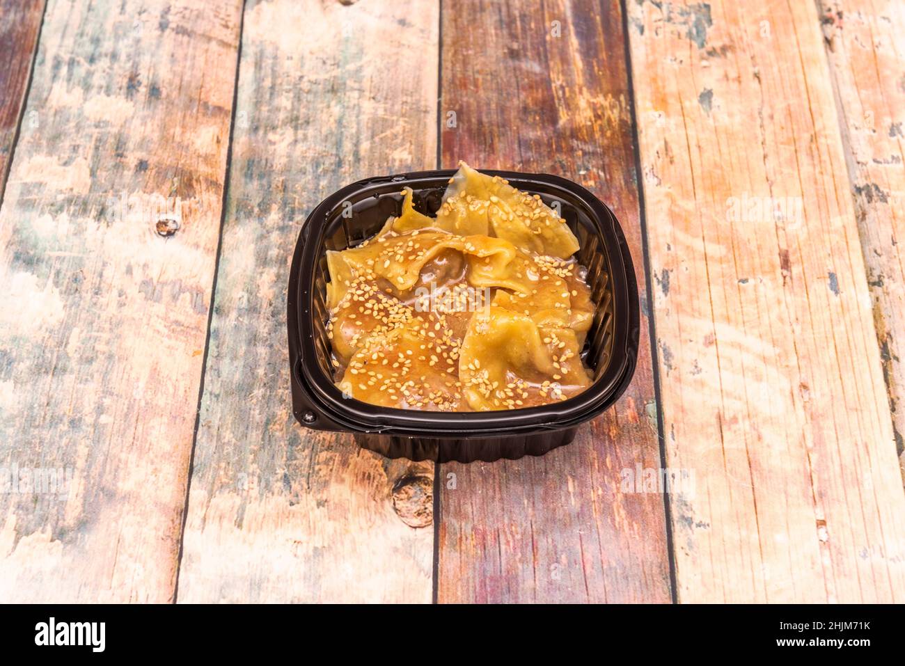 I ravioli di Sichuan, la combinazione di salato, acido, cremoso e dolce in questa salsa di arachidi, aggiunta alla consistenza della pasta accompagnante, è così gustosa Foto Stock