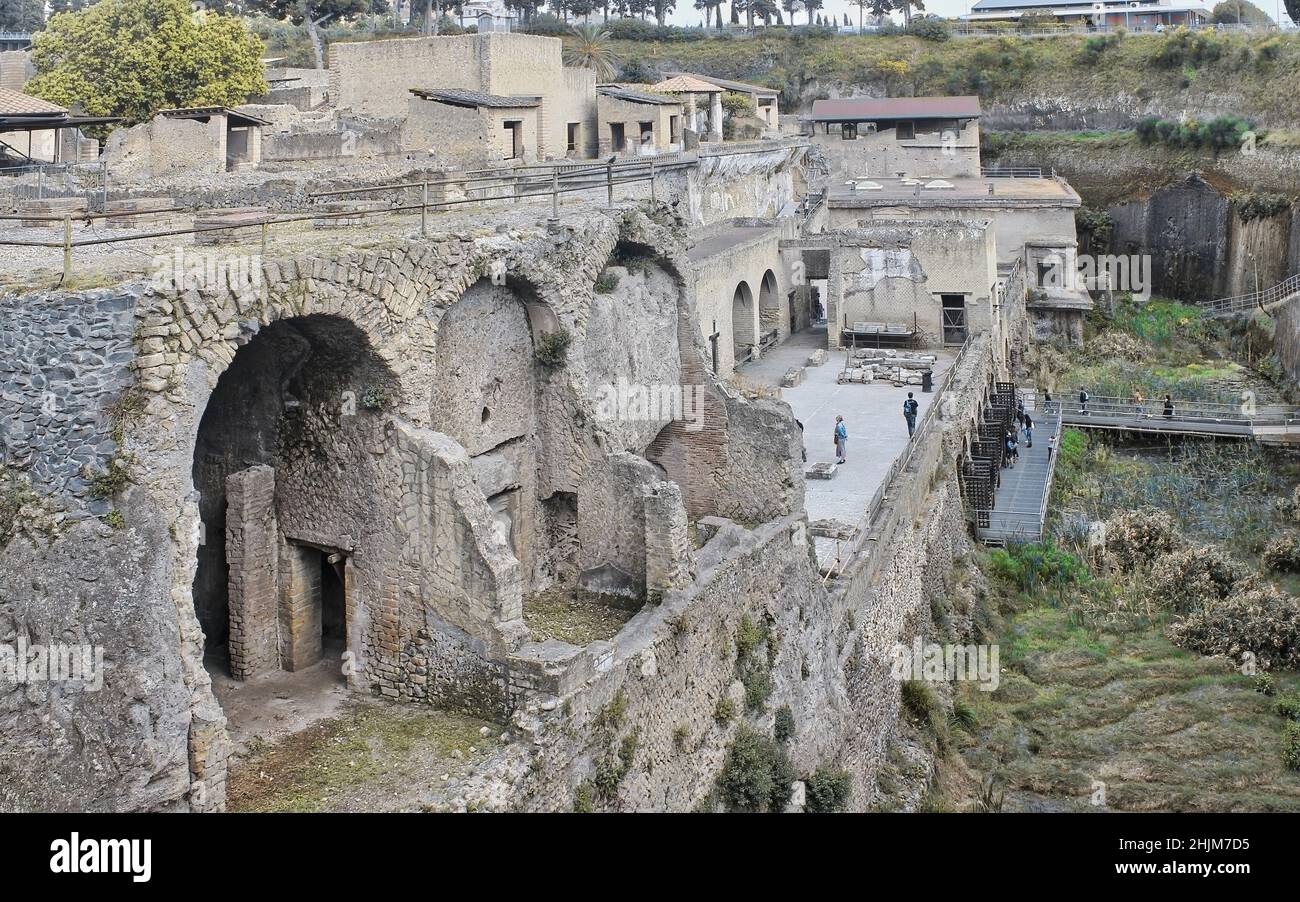 Una vista panoramica delle rovine di Ercolano, la famosa città romana che, insieme a Pompei, fu distrutta dall'eruzione del Vesuvio. Foto Stock