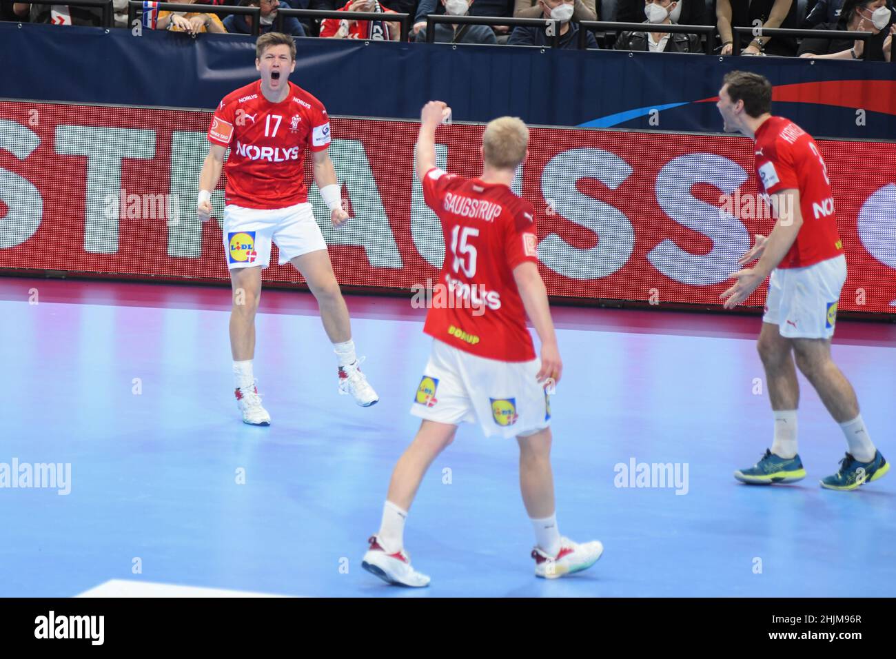 Lasse Svan (Danimarca) celebra con il Niclas Kirkelokke e Magnus Saugstrup la medaglia di bronzo dopo la sconfitta della Francia. EHF Euro 2022 Foto Stock