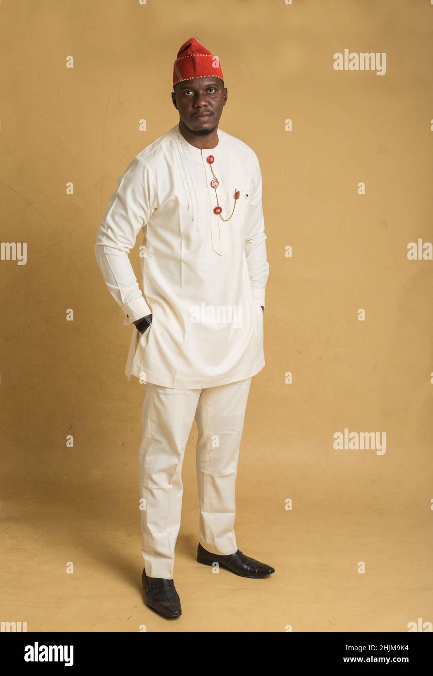 Yoruba culturalmente vestito uomo d'affari con le mani nella sua tasca sorridente Foto Stock
