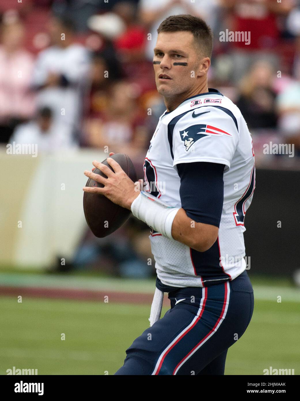 New England Patriots quarterback Tom Brady (12) si riscalda prima della partita contro il Washington Redskins al FedEx Field di Landover, Maryland, domenica 6 ottobre 2019.Credit: Ron Sachs / CNP / MediaPunch Foto Stock