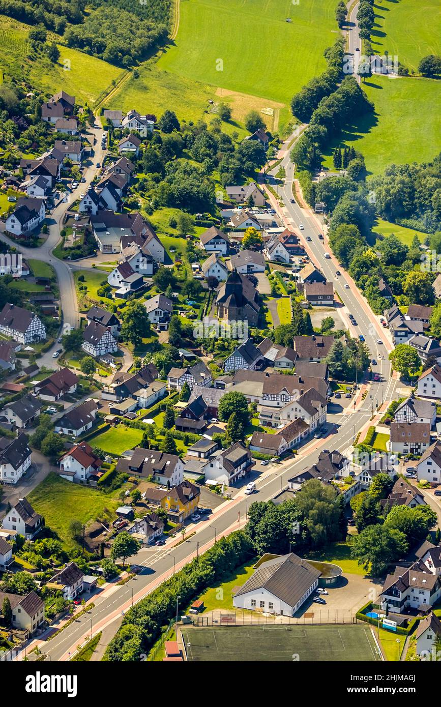 Vista aerea, vista sul villaggio Oberelspe, strada federale 55 e chiesa cattolica Santa Maria Immaculata, Lennestadt, Sauerland, Renania settentrionale-Vestfalia, Germania, Foto Stock