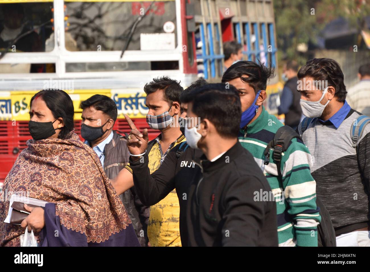 Kolkata, Bengala Occidentale, India. 27th Jan 2022. Persone di Kolkata indossare maschere, ma non conformi alle regole di distanza tra la terza ondata di Covid-19 in strada. (Credit Image: © Biswarup Gangully/Pacific Press via ZUMA Press Wire) Foto Stock