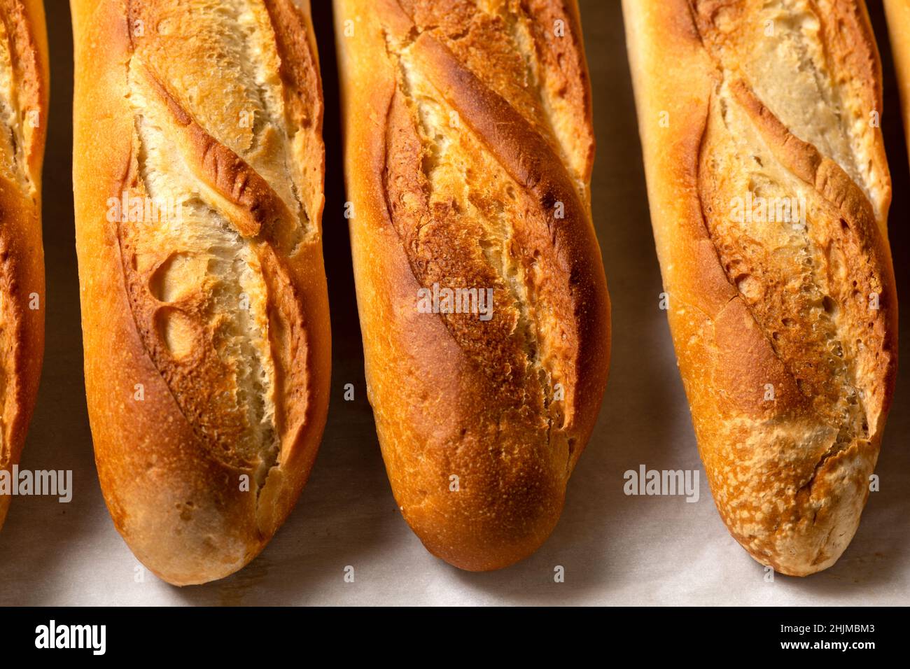 Uno sfondo closeup di piccole baguette di pane francese. Foto Stock