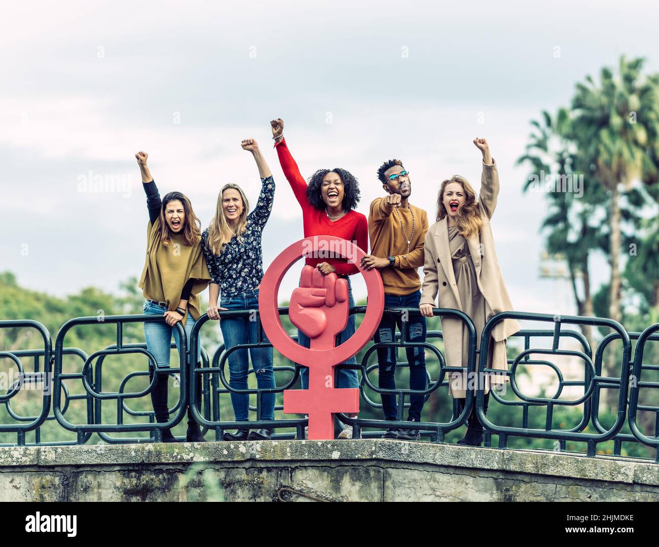 5 persone di razze diverse grida per il femminismo Foto Stock
