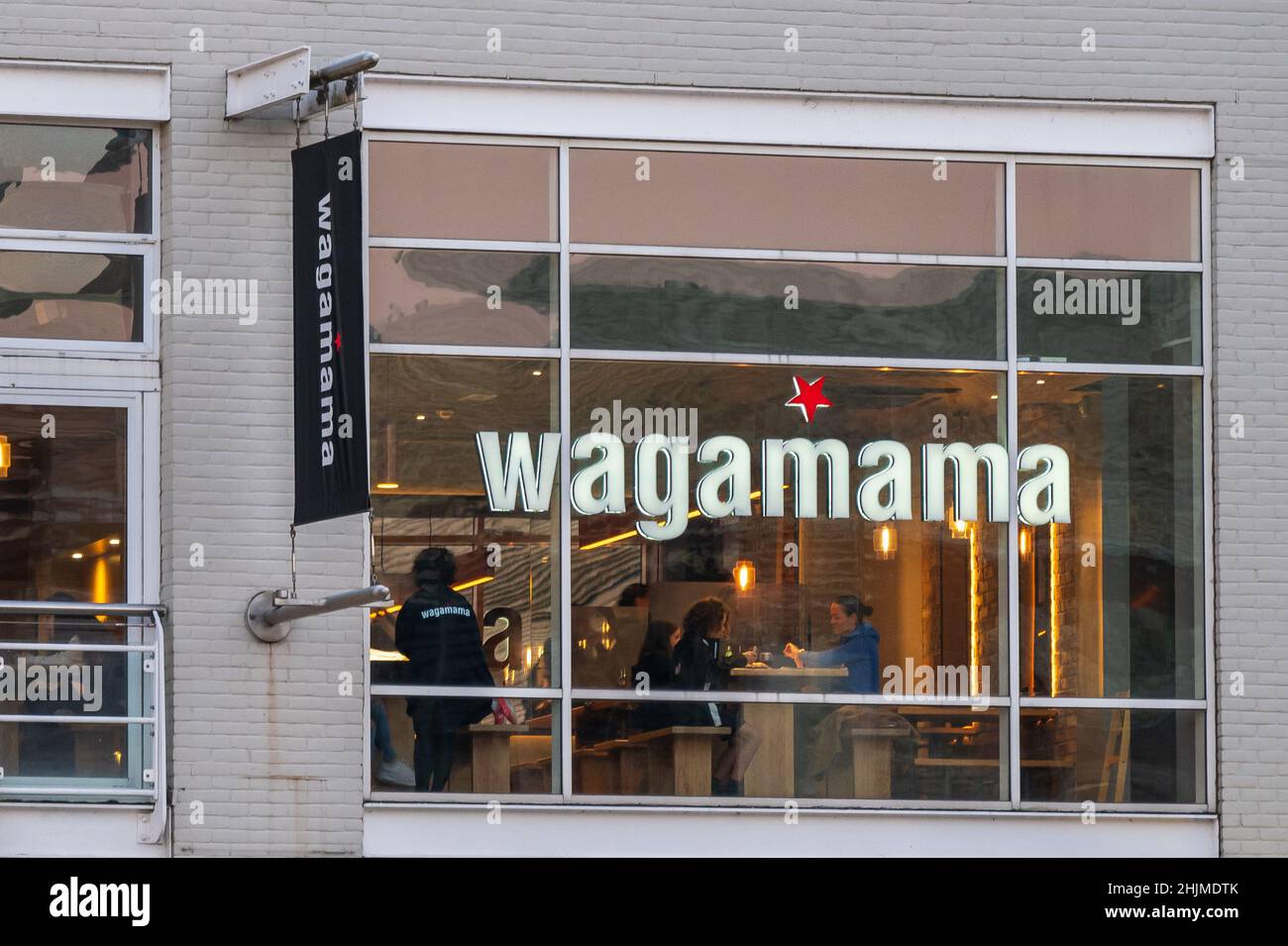 Primo piano di un ristorante Wagamma a Cardiff Bay, Galles, Regno Unito. Foto Stock