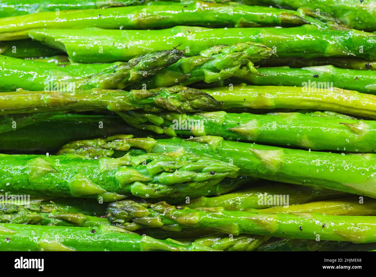 particolare di asparagi verdi cotti con sale Foto Stock