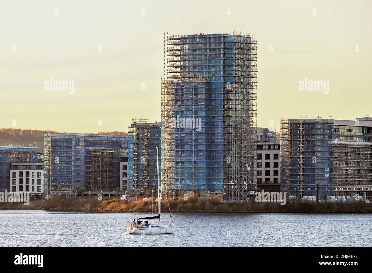 Gli edifici coperti da ponteggi come rivestimento vengono rimossi a Prospect Place, Cardiff Bay a Cardiff, Galles, Regno Unito. Foto Stock