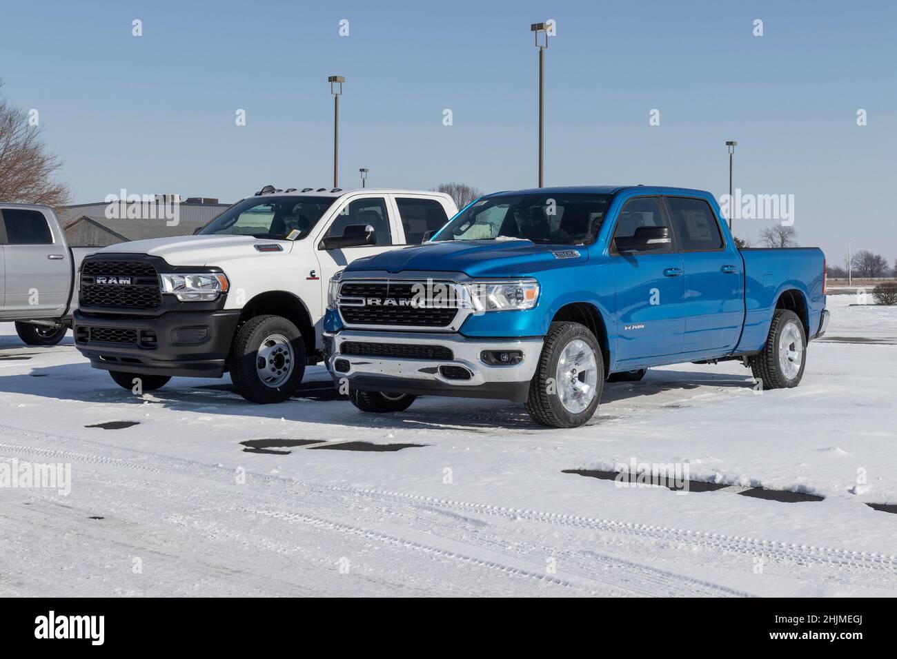 Kokomo - Circa Gennaio 2022: Display RAM 1500 e 3500 presso una concessionaria Chrysler RAM. Le filiali di Stellantis di FCA sono Chrysler, Dodge, Jeep e. Foto Stock Kokomo - Circa Gennaio 2022: Display RAM 1500 e 3500 presso una concessionaria Chrysler RAM. Le filiali di Stellantis di FCA sono Chrysler, Dodge, Jeep e. Foto Stock