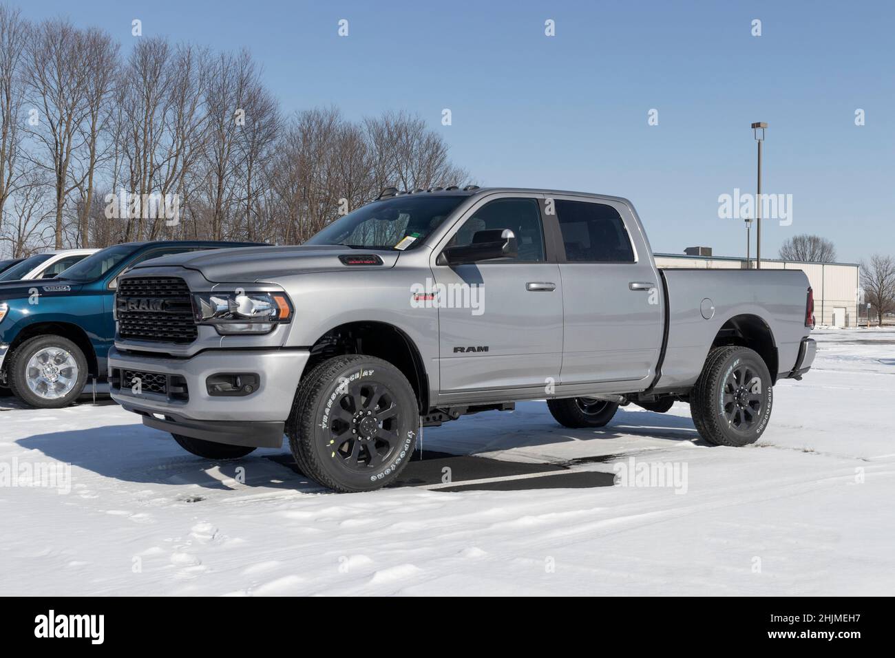 Kokomo - Circa Gennaio 2022: Display RAM 2500 presso una concessionaria Chrysler RAM. Le filiali di Stellantis di FCA sono Chrysler, Dodge, Jeep e RAM. Foto Stock Kokomo - Circa Gennaio 2022: Display RAM 2500 presso una concessionaria Chrysler RAM. Le filiali di Stellantis di FCA sono Chrysler, Dodge, Jeep e RAM. Foto Stock