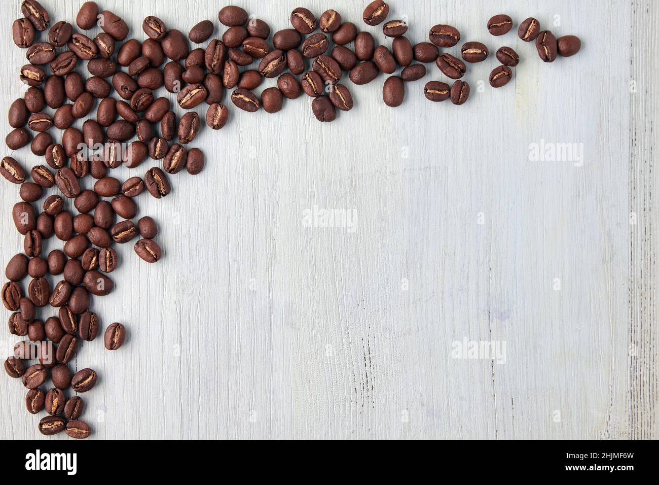 Telaio di design in chicchi di caffè su un tavolo di legno blu Foto Stock