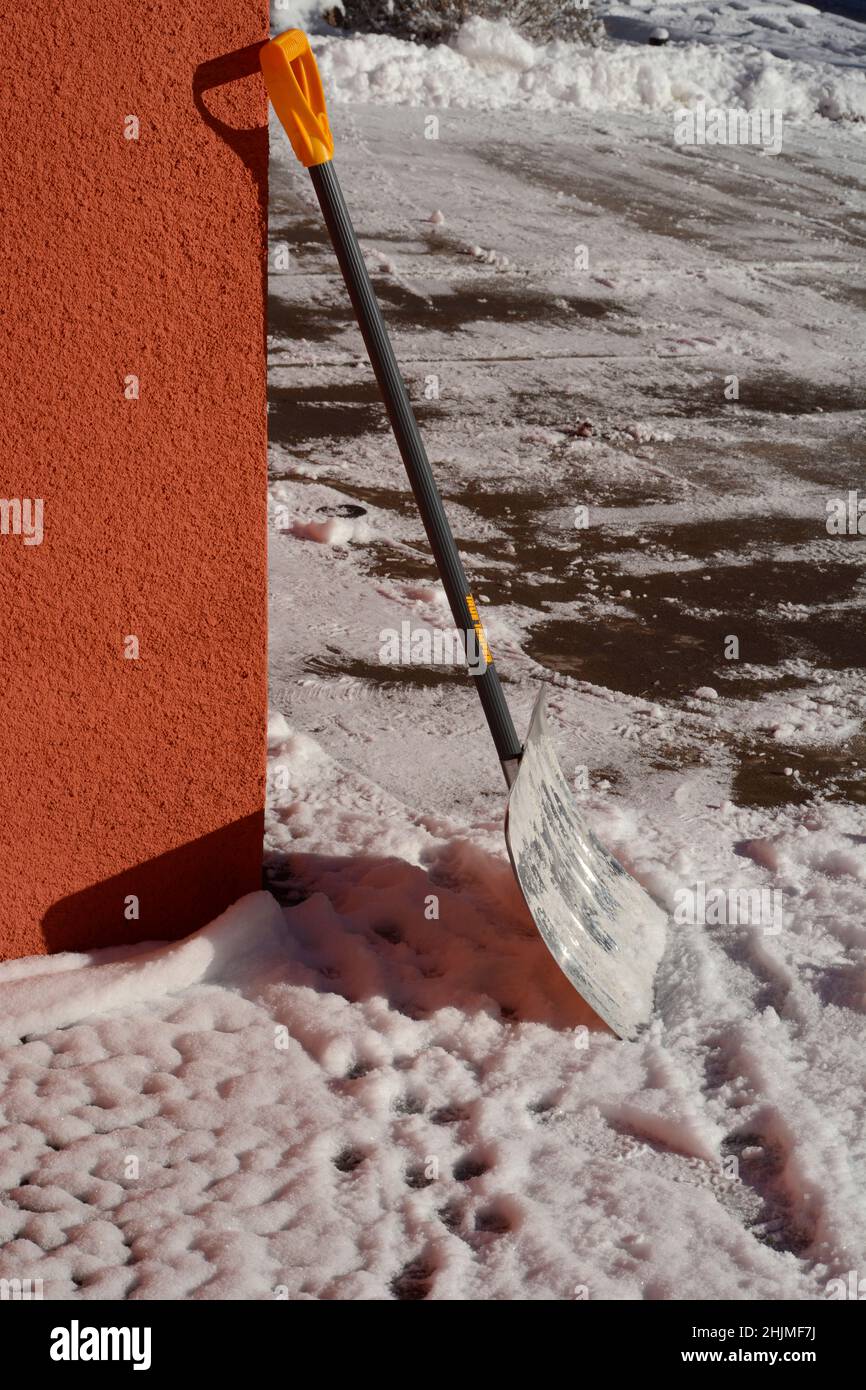 Una pala da neve appoggiata contro un condominio a Santa Fe, New Mexico. Foto Stock