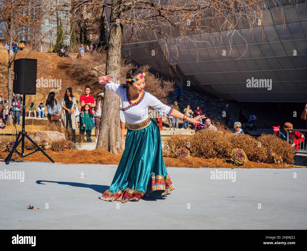 Oklahoma, JAN 29 2022 - Sunny view of the Chinese women group dancing in Lunar New Year Festival Foto Stock
