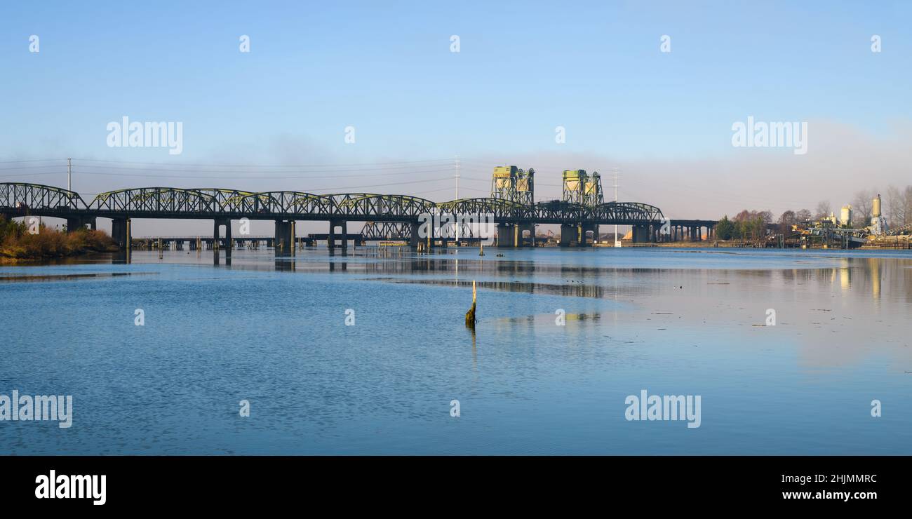 Panoramica del fiume Snohomish nello stato di Washington con i ponti verticali della state Route 529 a nord di Everett Foto Stock