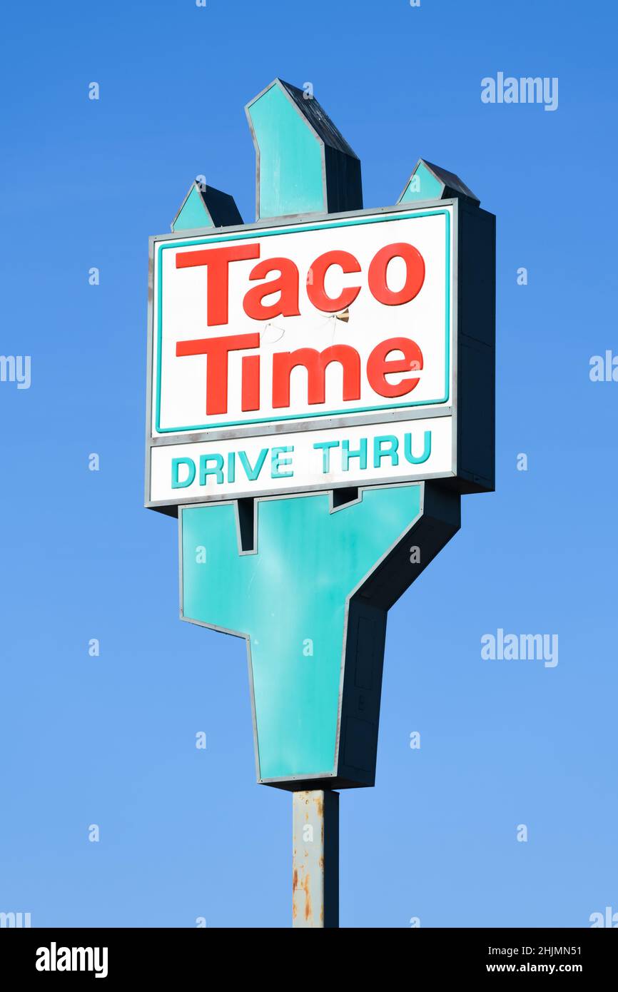 Marysville, WA, USA - 27 gennaio 2022; Taco TME firma per la catena di ristoranti fast food messicano americano isolato contro un cielo blu Foto Stock