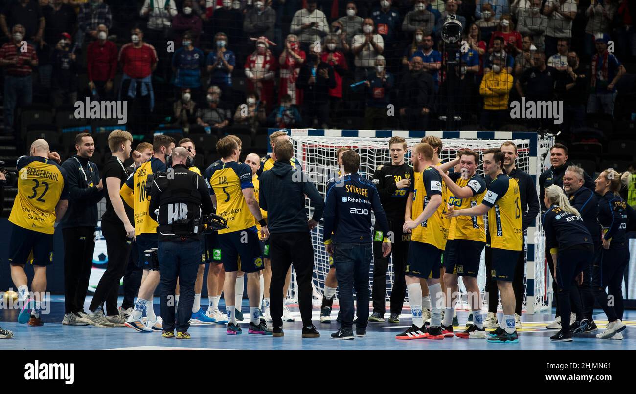 Budapest, Ungheria, 30th gennaio 2022. I giocatori della Svezia festeggiano la vittoria durante la partita finale tra Svezia e Spagna a Budapest, Ungheria, EHF Euro 2022. Gennaio 30, 2022. Credit: Nikola Krstic/Alamy Foto Stock