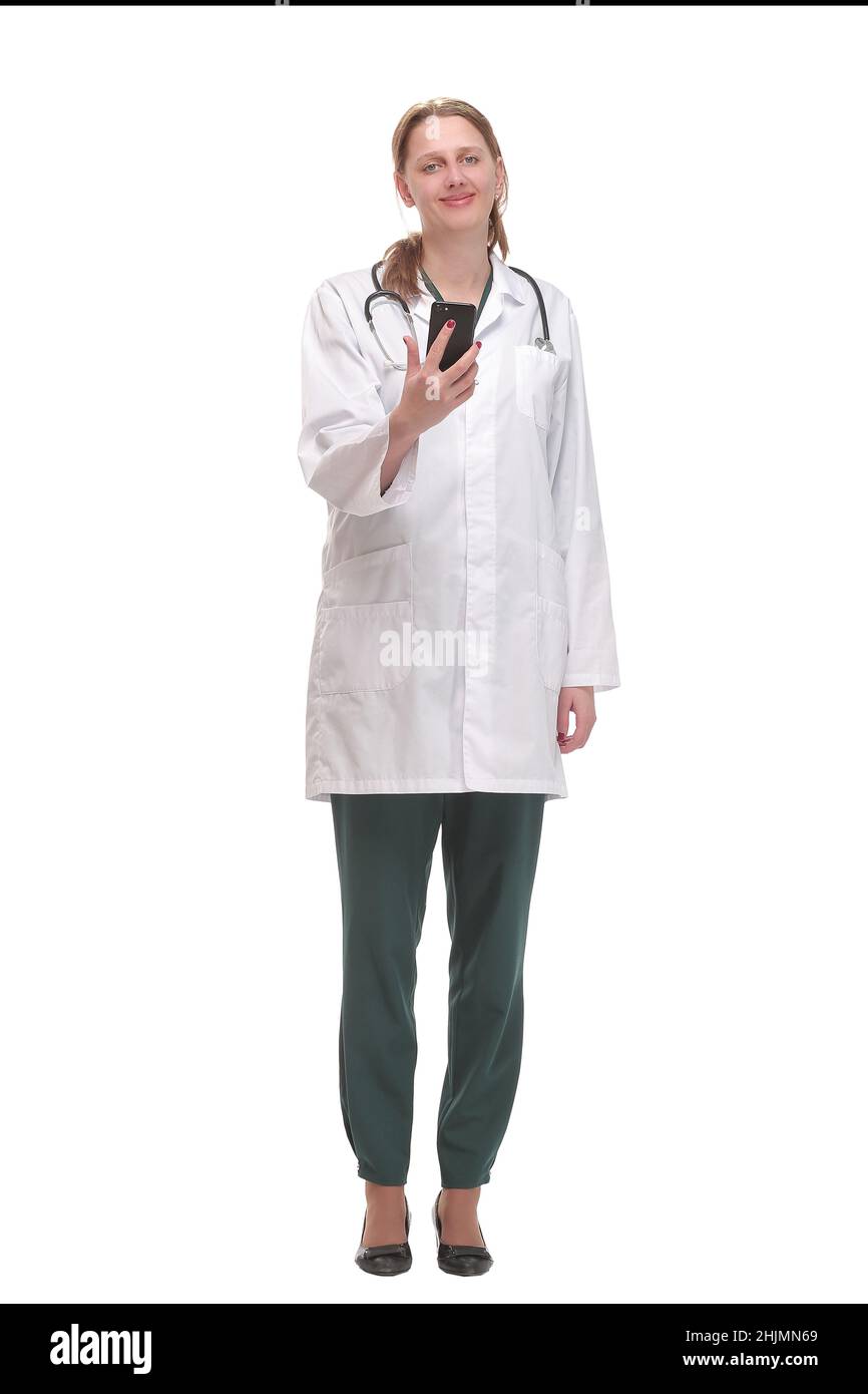 Vista frontale di concentrato bella donna medico lettura messaggio di testo Foto Stock