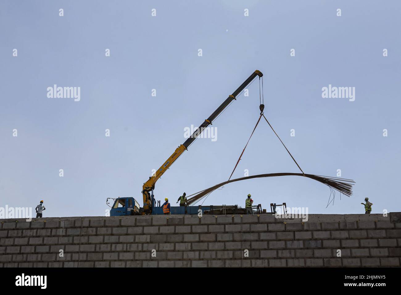 Nairobi, Kenya. 26th Jan 2022. Una visione generale dei lavoratori edili che lavorano su una sezione di un cantiere del progetto Nairobi Expressway lungo la strada Mombasa. La costruzione dell'autostrada a pedaggio lunga 27,1km, la Nairobi Expressway continua e si prevede che sarà completata nel giugno 2022. La superstrada di Nairobi è destinata a decongest la città di Nairobi fornendo trasporti più veloci e affidabili. Credit: SOPA Images Limited/Alamy Live News Foto Stock