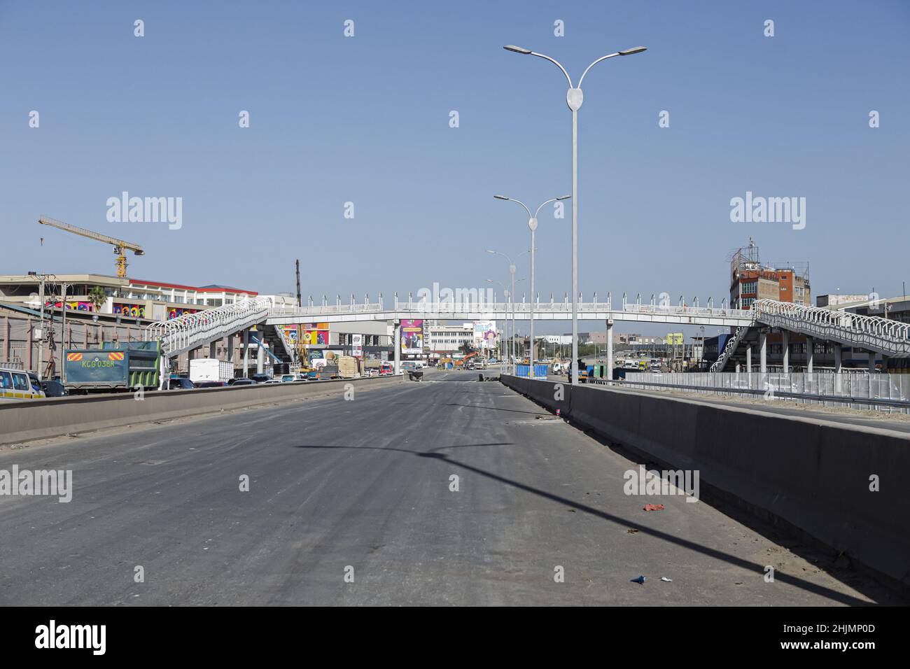 Nairobi, Kenya. 26th Jan 2022. Un ponte a piedi che viene eretto su Imara Daima un tratto della strada che è quasi completo del progetto Nairobi Expressway lungo la strada Mombasa. La costruzione dell'autostrada a pedaggio lunga 27,1km, la Nairobi Expressway continua e si prevede che sarà completata nel giugno 2022. La superstrada di Nairobi è destinata a decongest la città di Nairobi fornendo trasporti più veloci e affidabili. Credit: SOPA Images Limited/Alamy Live News Foto Stock