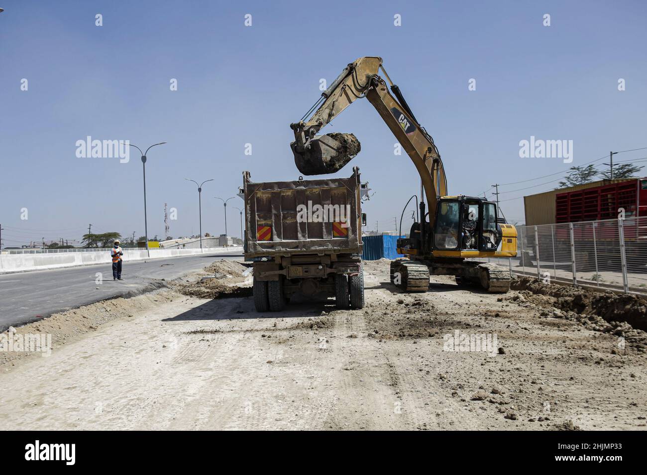 Nairobi, Kenya. 26th Jan 2022. Un escavatore carica un camion in una sezione di un cantiere del progetto Nairobi Expressway lungo la strada Mombasa. La costruzione dell'autostrada a pedaggio lunga 27,1km, la Nairobi Expressway continua e si prevede che sarà completata nel giugno 2022. La superstrada di Nairobi è destinata a decongest la città di Nairobi fornendo trasporti più veloci e affidabili. (Foto di Boniface Muthoni/SOPA Images/Sipa USA) Credit: Sipa USA/Alamy Live News Foto Stock