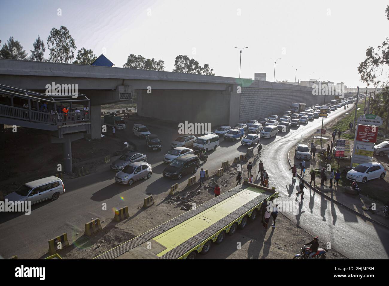 Nairobi, Kenya. 26th Jan 2022. Traffico intenso durante l'ora di punta alla rotonda General Motors una sezione della strada che è quasi completa del progetto Nairobi Expressway lungo la strada Mombasa. La costruzione dell'autostrada a pedaggio lunga 27,1km, la Nairobi Expressway continua e si prevede che sarà completata nel giugno 2022. La superstrada di Nairobi è destinata a decongest la città di Nairobi fornendo trasporti più veloci e affidabili. (Foto di Boniface Muthoni/SOPA Images/Sipa USA) Credit: Sipa USA/Alamy Live News Foto Stock