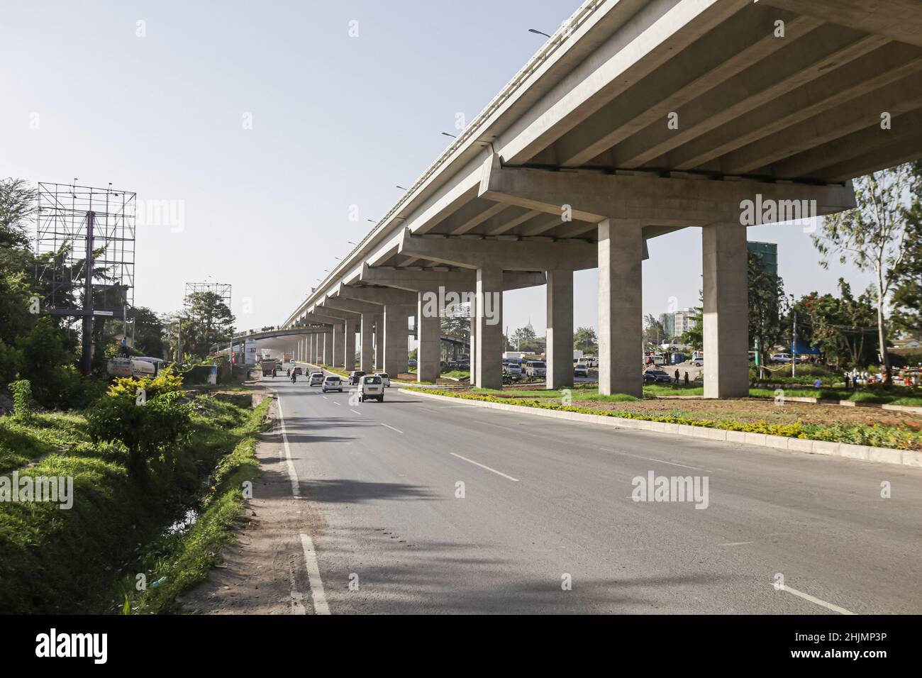 Nairobi, Kenya. 26th Jan 2022. Una visione generale di una costruzione completa di una sezione del progetto Nairobi Expressway lungo la strada Mombasa. La costruzione dell'autostrada a pedaggio lunga 27,1km, la Nairobi Expressway continua e si prevede che sarà completata nel giugno 2022. La superstrada di Nairobi è destinata a decongest la città di Nairobi fornendo trasporti più veloci e affidabili. (Foto di Boniface Muthoni/SOPA Images/Sipa USA) Credit: Sipa USA/Alamy Live News Foto Stock