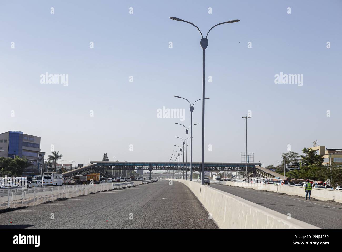 Nairobi, Kenya. 26th Jan 2022. Una visione generale di una sezione della strada che è quasi completa del progetto Nairobi Expressway lungo la strada Mombasa. La costruzione dell'autostrada a pedaggio lunga 27,1km, la Nairobi Expressway continua e si prevede che sarà completata nel giugno 2022. La superstrada di Nairobi è destinata a decongest la città di Nairobi fornendo trasporti più veloci e affidabili. (Foto di Boniface Muthoni/SOPA Images/Sipa USA) Credit: Sipa USA/Alamy Live News Foto Stock