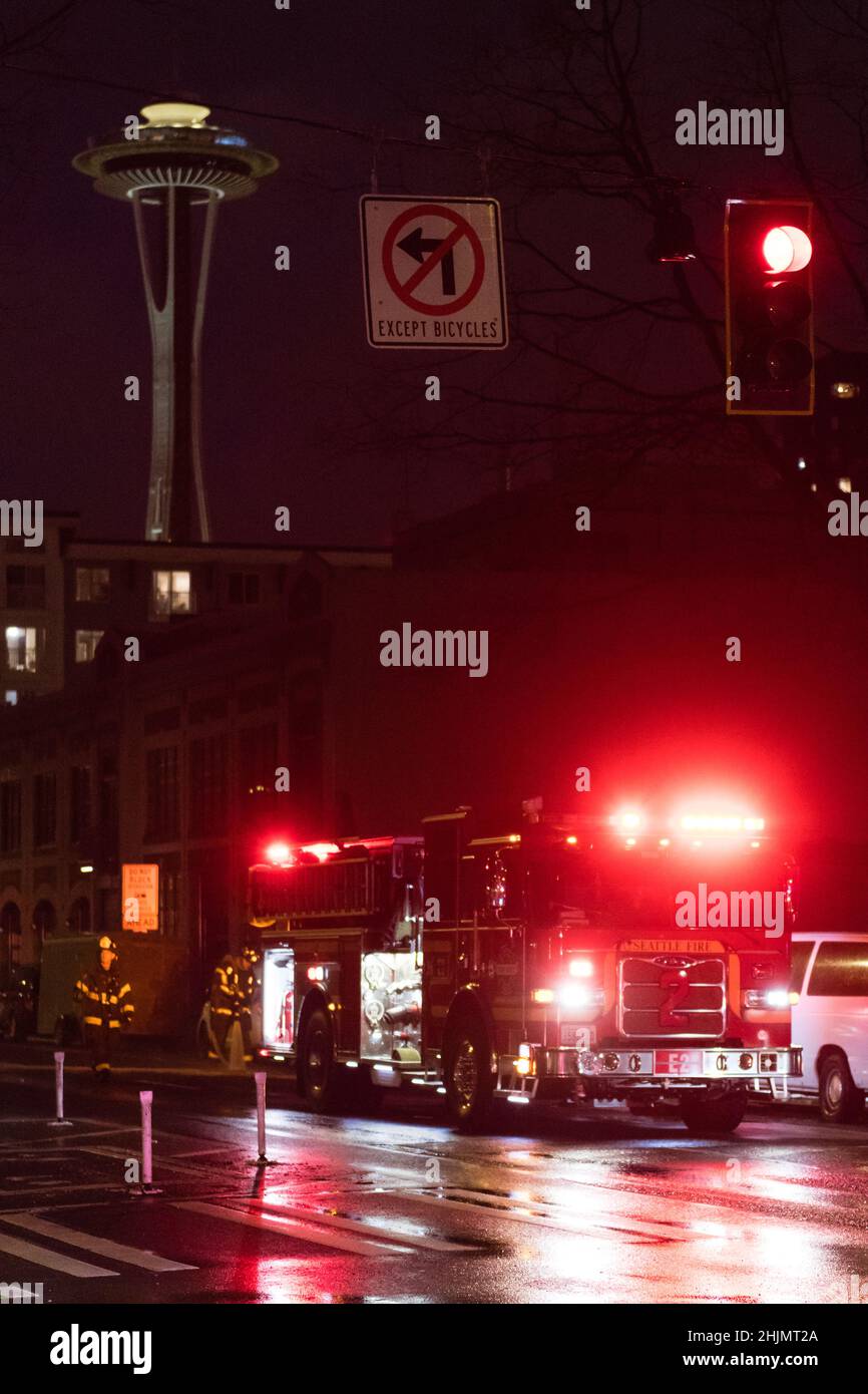 Seattle, Stati Uniti. 30 Jan 2022. All'inizio della serata Seattle Fire and Police risponde a un'esplosione alle 4th e Bell Street a Belltown. I testimoni hanno riferito di vedere una tenda prendere fuoco seguito da ed esplosione. La popolazione senzatetto delle città è cresciuta sostanzialmente a causa di Covid-19 e l'aumento degli immobili e l'affitto. Più tende emergono ogni giorno attraverso la città insieme a rapporti di vendite casa record e aumenti di prezzo. Credit : James Anderson/ Alamy Live News Foto Stock