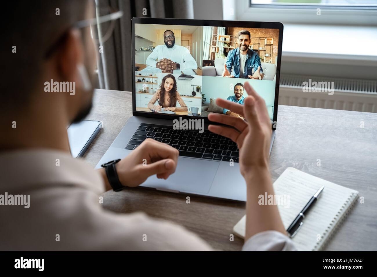 Vista posteriore di un uomo che ha un corso di formazione virtuale sulla riunione di videochiamata, webinar online Foto Stock