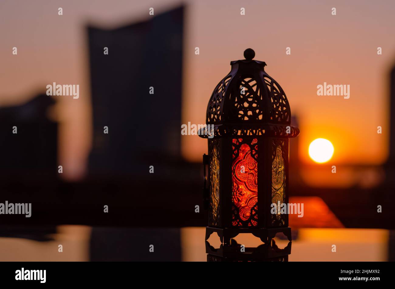Lanterna con cielo crepuscolo e tramonto per la festa musulmana del mese santo di Ramadan Kareem. Foto Stock