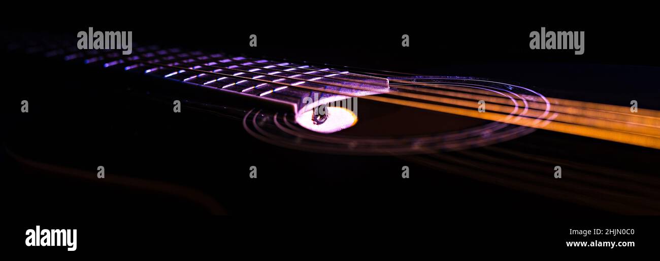 banner vista laterale chitarra nera. musica chitarra concetto basso-chiave Foto Stock