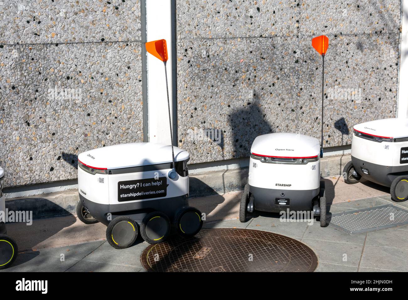 Starship robot automatici per la consegna di cibo da Starship Technologies, in attesa di parcheggio vicino negozio di alimentari - San Jose, California, Stati Uniti d'America - 2022 Foto Stock
