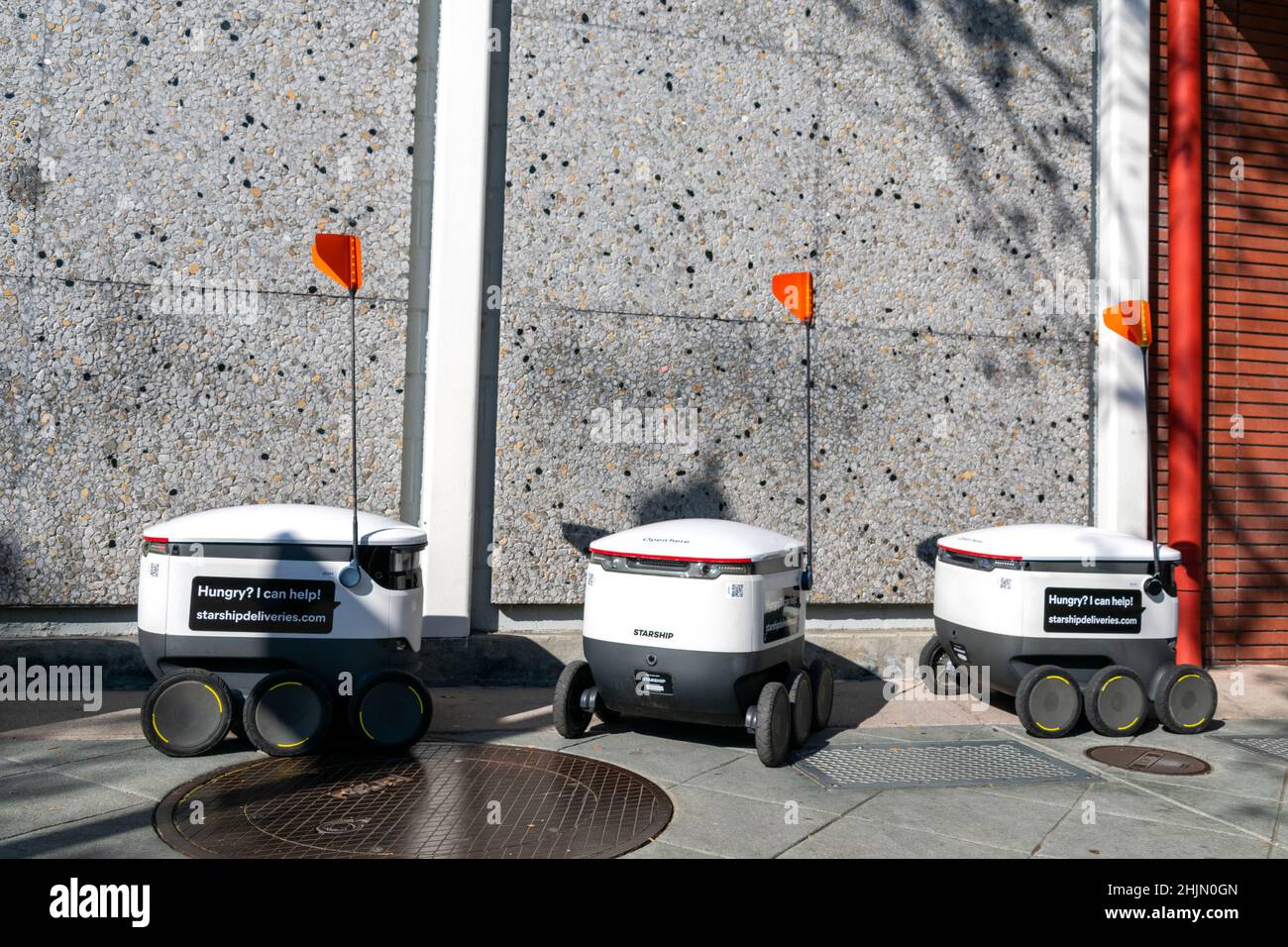 Starship robot automatici per la consegna di cibo da Starship Technologies, in attesa di parcheggio vicino negozio di alimentari - San Jose, California, Stati Uniti d'America - 2022 Foto Stock