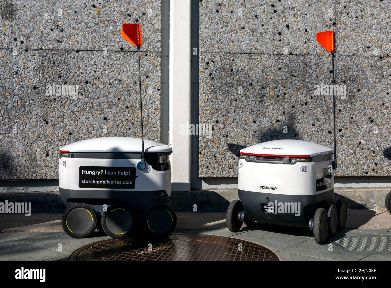 Starship robot automatici per la consegna di cibo da Starship Technologies, in attesa di parcheggio vicino negozio di alimentari - San Jose, California, Stati Uniti d'America - 2022 Foto Stock