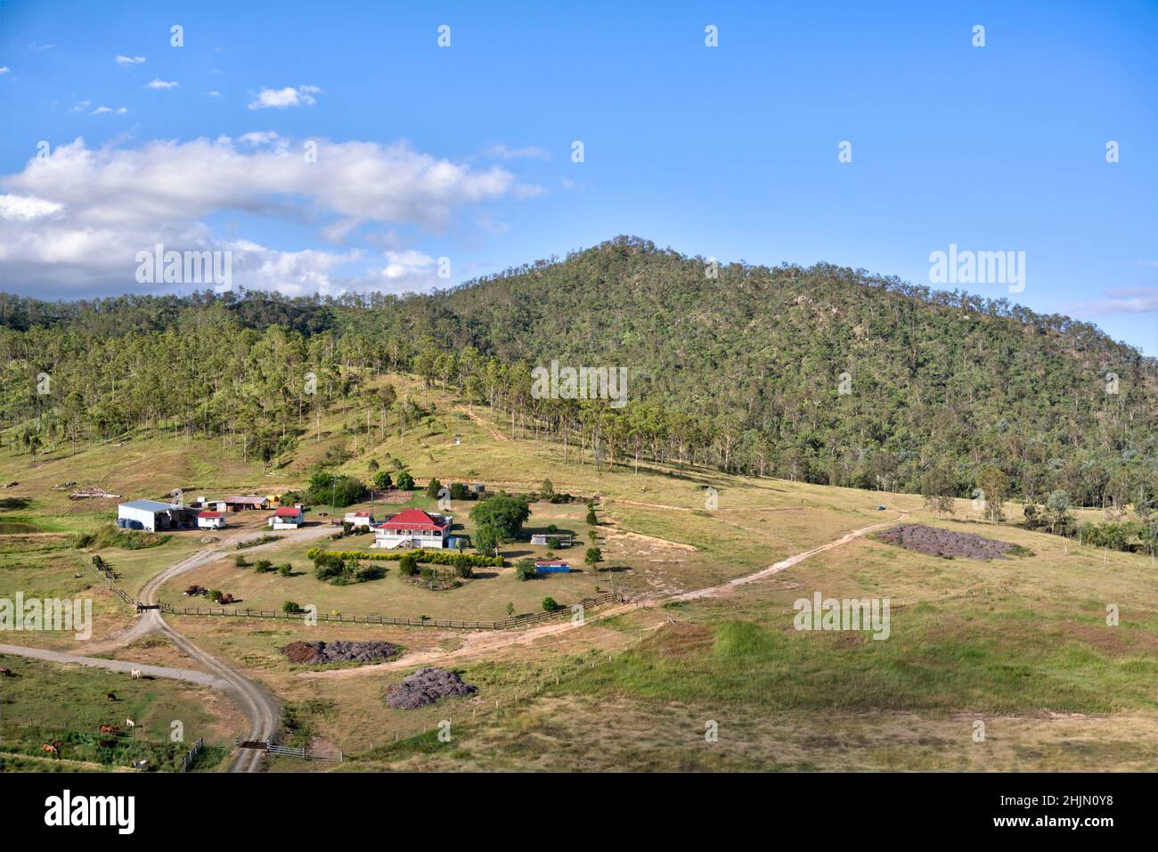 Antenna di casa colonica confinante con Glassford state Forest nella valle di Boyne vicino a molti picchi Queensland Australia Foto Stock