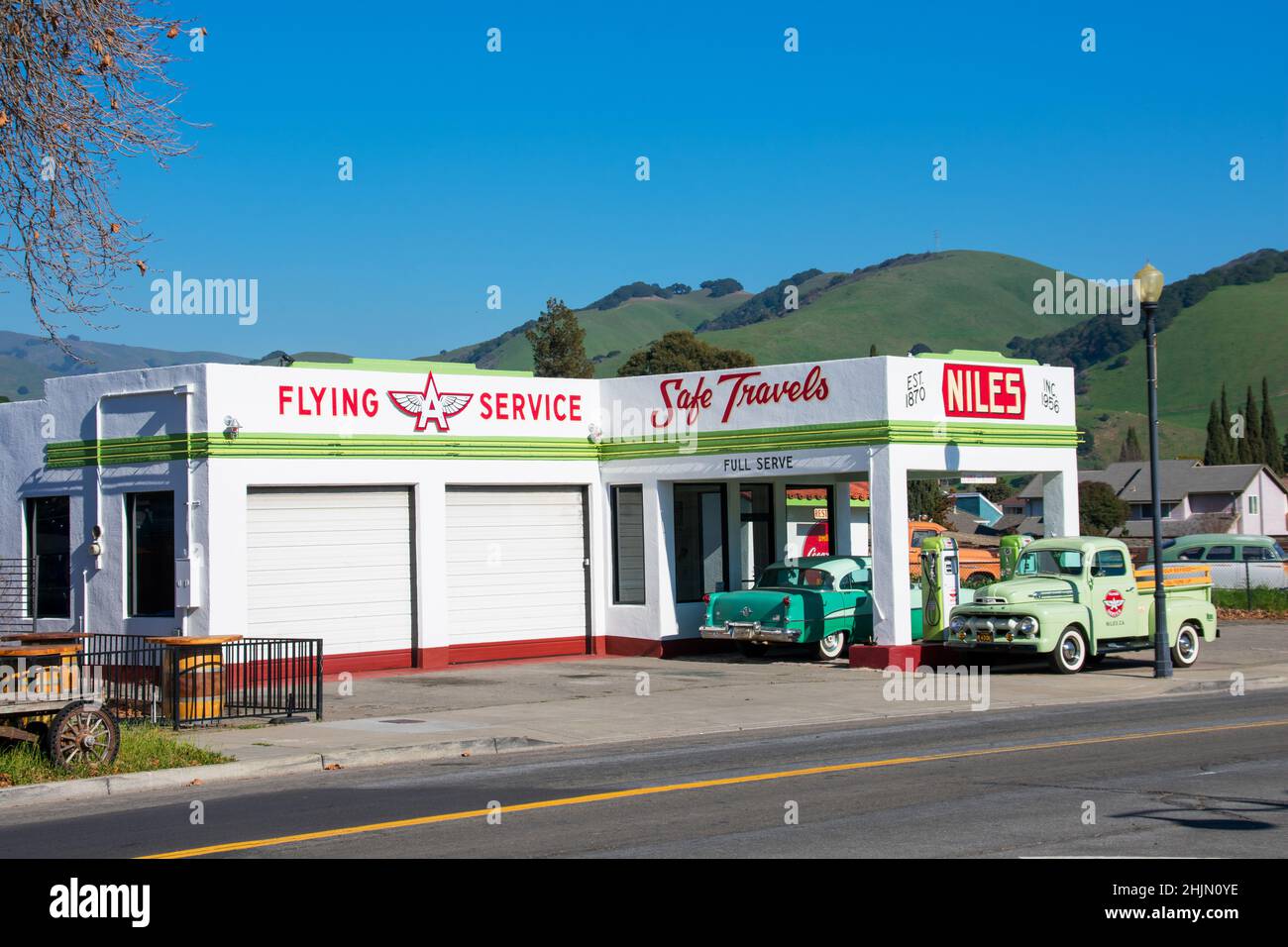 Niles Flying Una storica stazione di benzina restaurata e la facciata e l'esterno del negozio di riparazione - Fremont, California, Stati Uniti d'America - 2022 Foto Stock