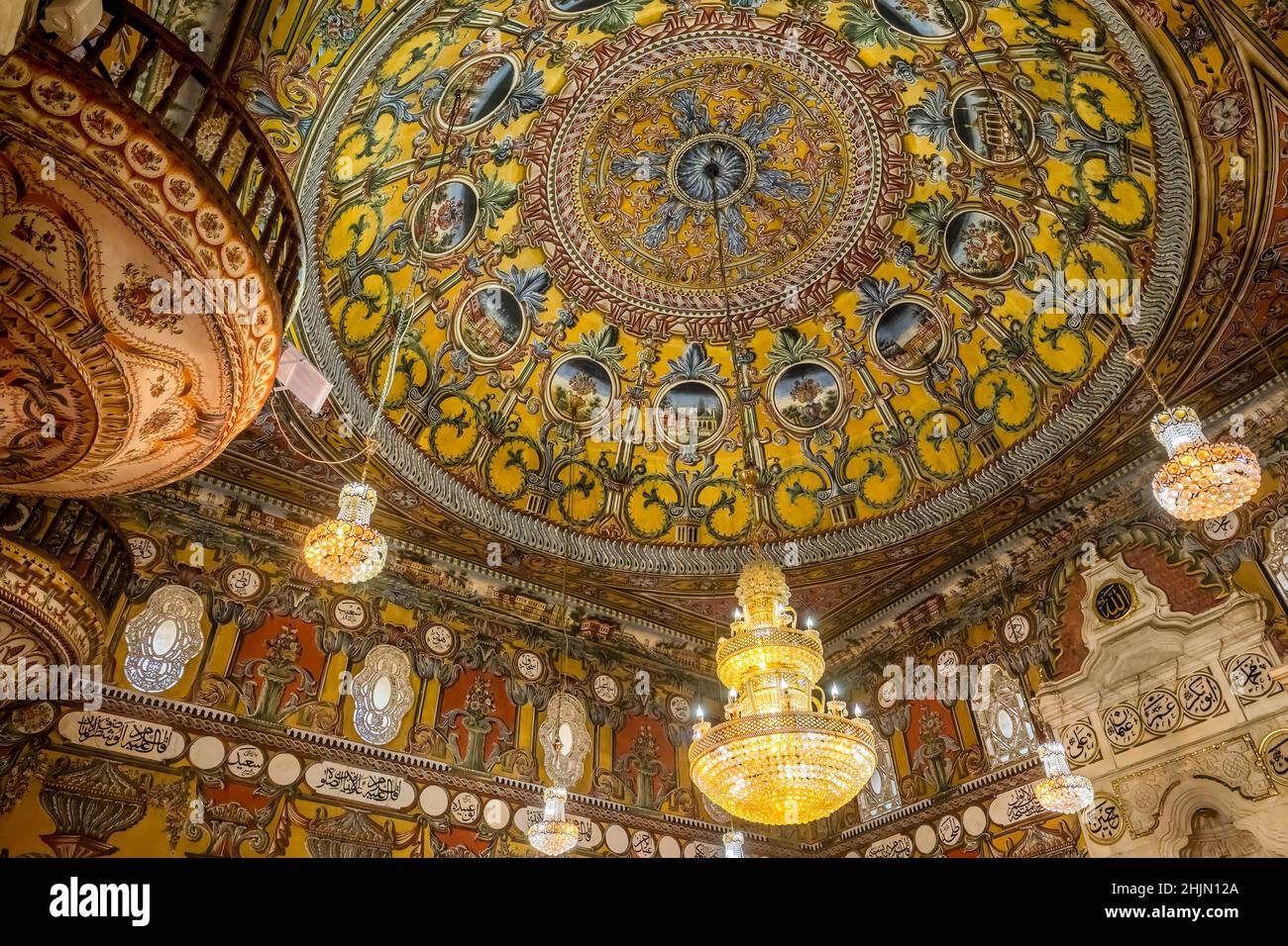 Vista interna della Sarena Dzamija o moschea decorata a Tetovo, Macedonia del Nord Foto Stock