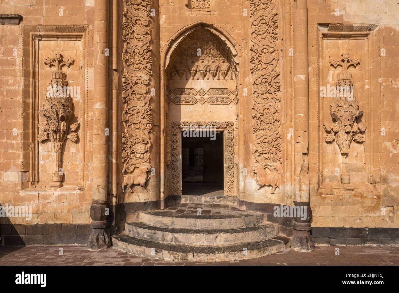 Porta interna del Palazzo Ishak Pasha nella città di Agri, Anatolia orientale, Turchia. Foto Stock