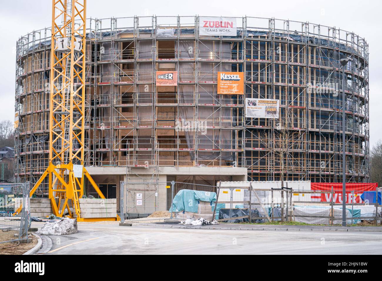 Coburg, Germania. 19th Jan 2022. Vista della sede culturale Globe ancora in costruzione. I lavori di costruzione del teatro Globe di Coburg sono in corso. L'edificio circolare in abete rosso è previsto per l'apertura al pubblico nella primavera del 2023. L'edificio in stile britannico servirà come luogo alternativo per il Landestheater. Credit: Nicolas Armer/dpa/Alamy Live News Foto Stock