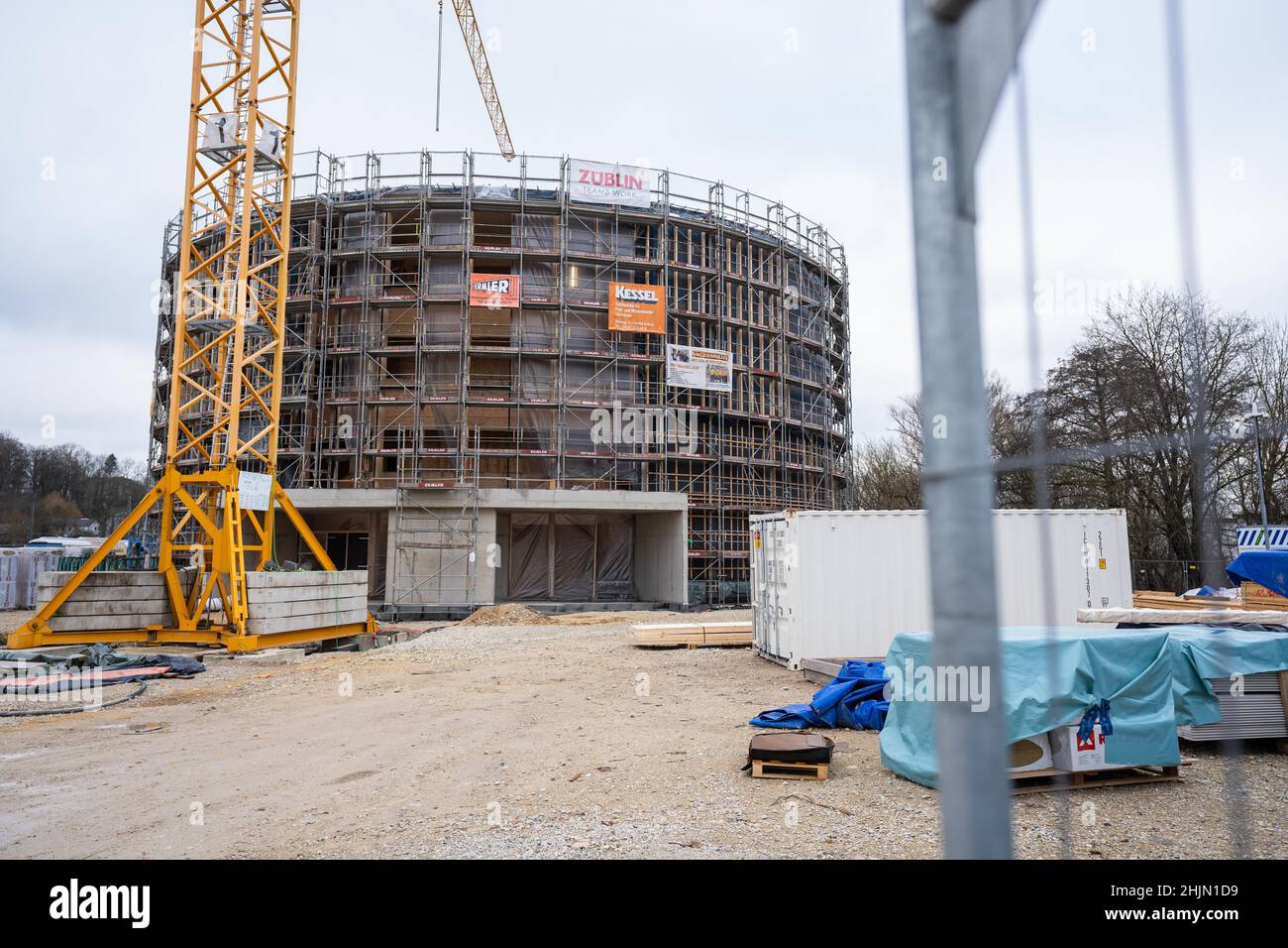 Coburg, Germania. 19th Jan 2022. Vista della sede culturale Globe ancora in costruzione. I lavori di costruzione del teatro Globe di Coburg sono in corso. L'edificio circolare in abete rosso è previsto per l'apertura al pubblico nella primavera del 2023. L'edificio in stile britannico servirà come luogo alternativo per il Landestheater. Credit: Nicolas Armer/dpa/Alamy Live News Foto Stock