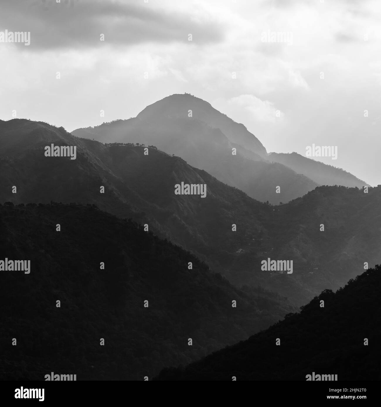 Vista panoramica di Silhouette di montagne e cime di montagna con in bianco e nero Foto Stock