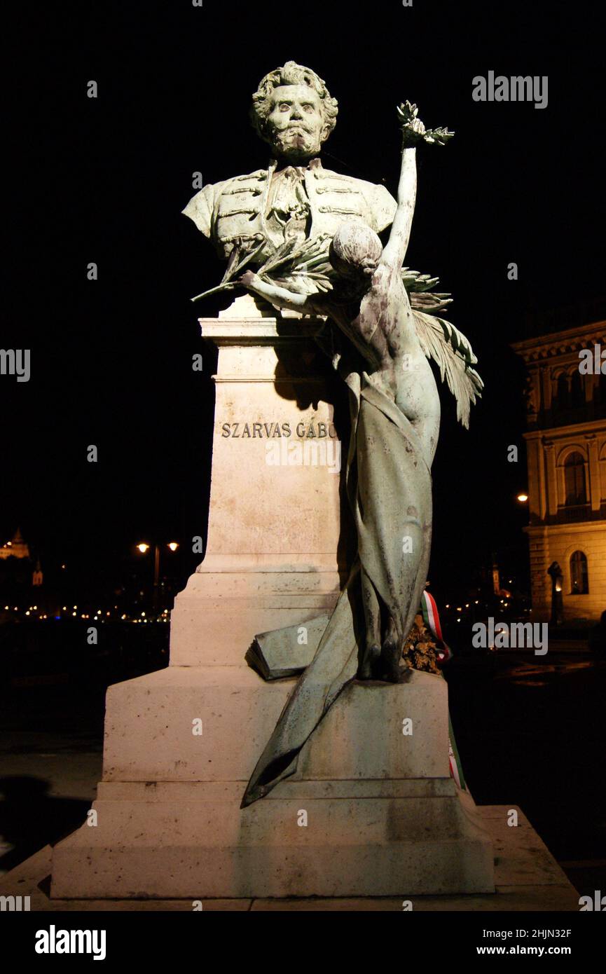 Monumento a Gabor Szarvas, 19th-secolo linguista e promotore di insegnamento della lingua ungherese, illuminato di notte, Budapest, Ungheria Foto Stock