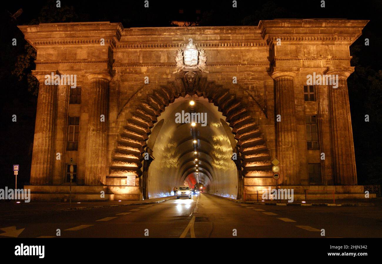Tunnel del Castello di Buda, aperto per il traffico nel 1857, scena notturna al portale orientale del tunnel dal Danubio, Budapest, Ungheria Foto Stock