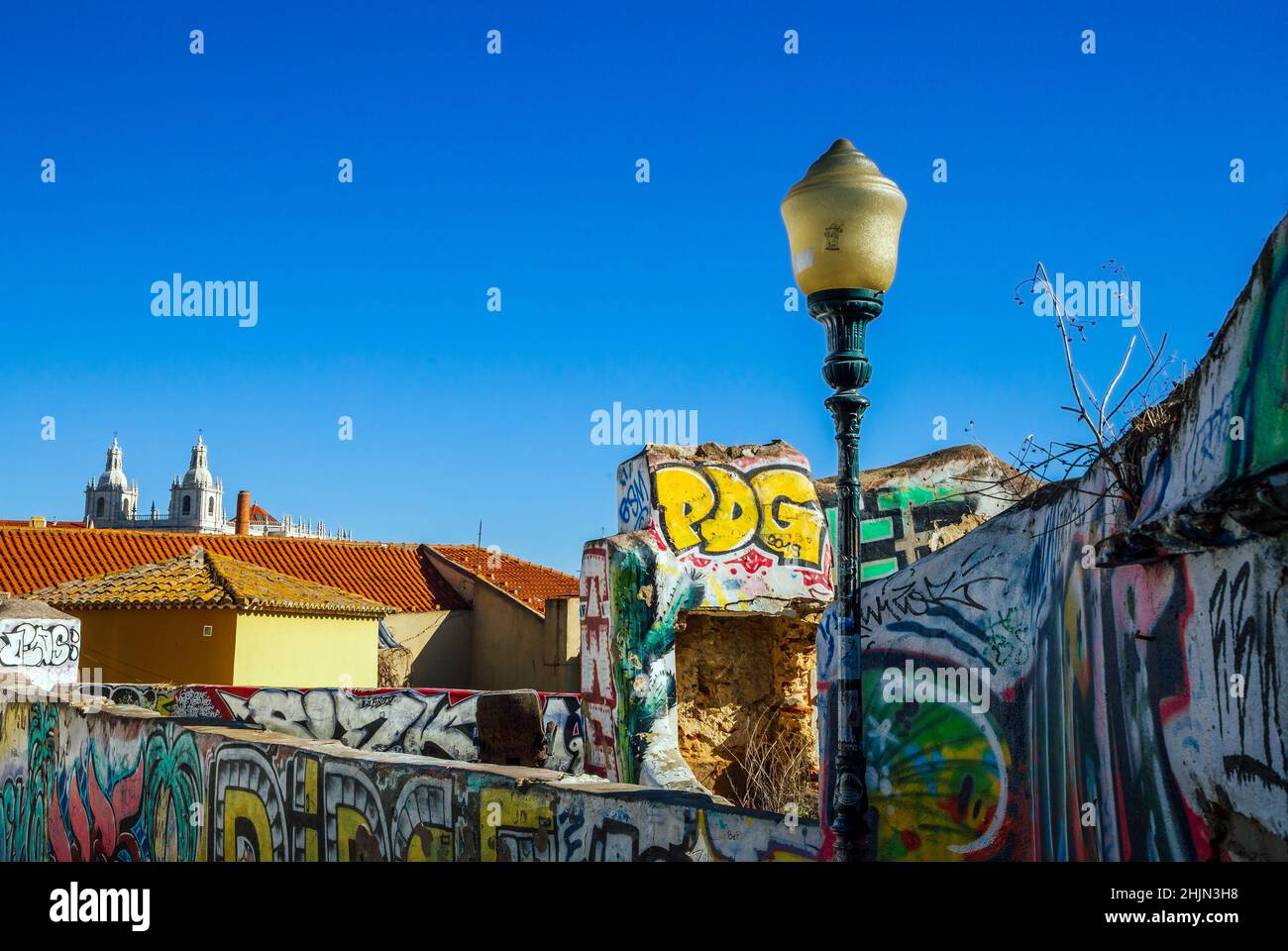Alfama quartiere turistico urbano Street art Lisboa. Lisbona, Portogallo Foto Stock