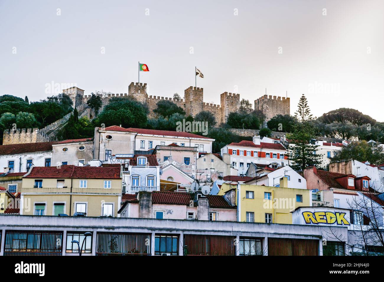 Castello di Sao Jorge Georges e panorama della collina di Lisbona. Lisbona, Portogallo Foto Stock