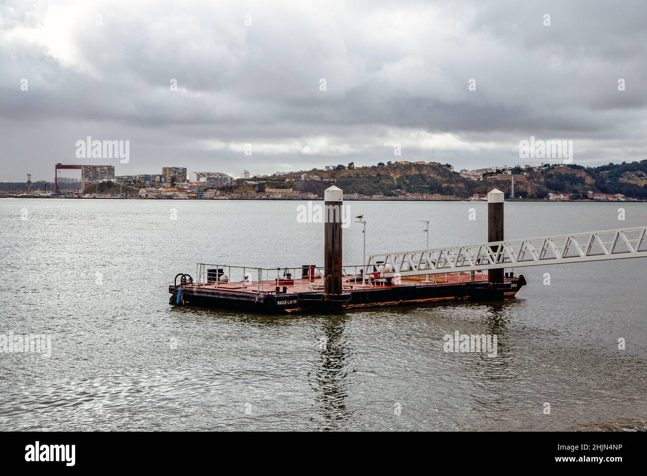 Fiume Lisboa Tago e punto turistico del molo delle barche, Lisbona, Portogallo Foto Stock