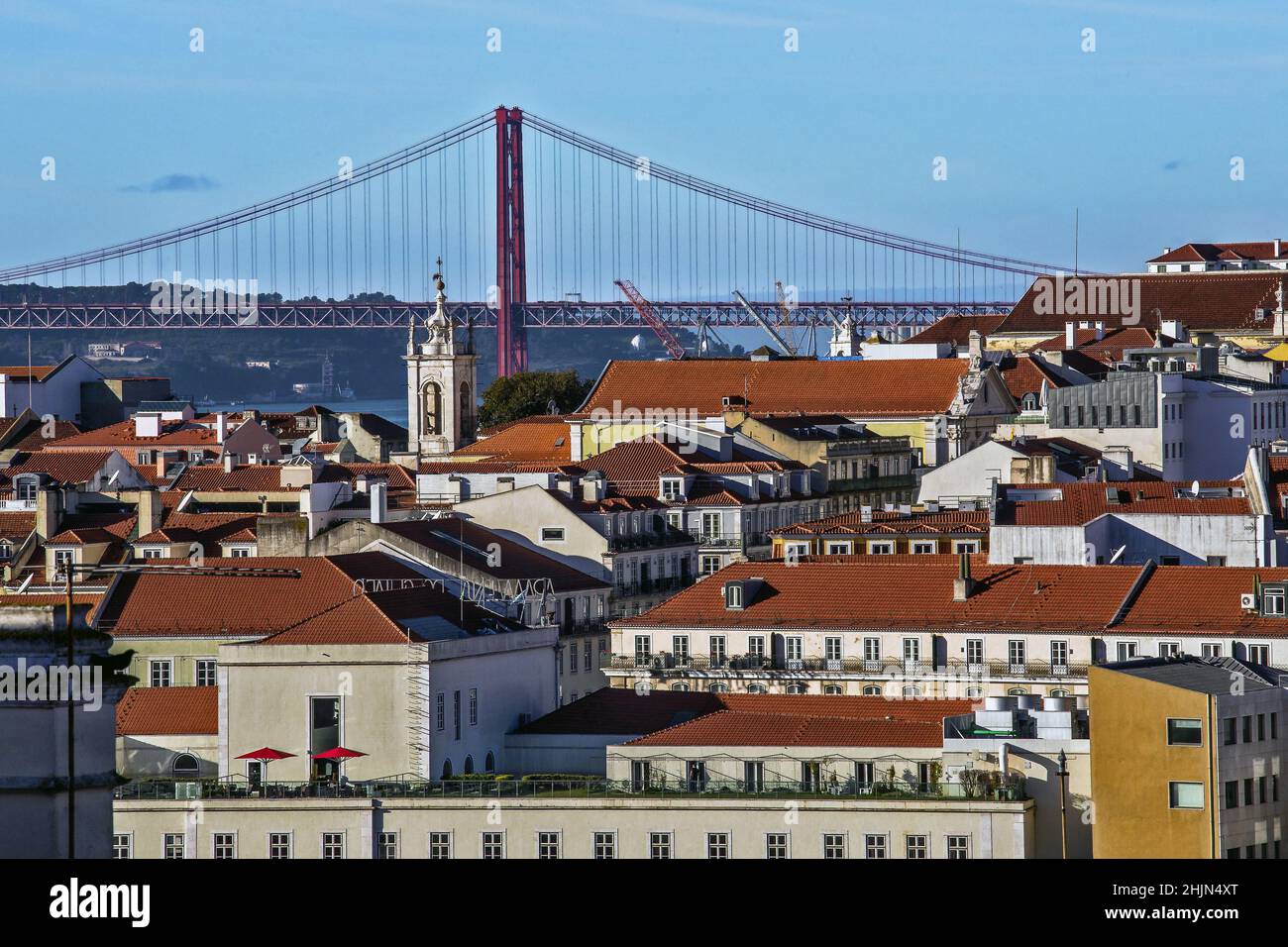 25th Aprile Ponte e vista aerea della città vecchia di Lisboa, Lisbona, Portogallo Foto Stock